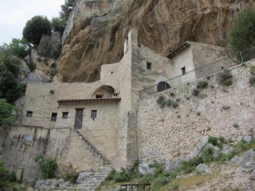 Casa Ridente Nella Valle Del Menotre Con Giardino
