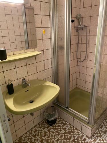 Albergue 1 Bett Zimmer In Ehemaligem Hotel F�r Kurz Oder Lang (Z2)