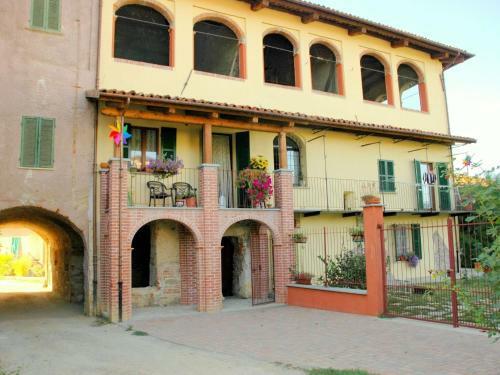 Charming Holiday Home In Niella Tanaro With Garden