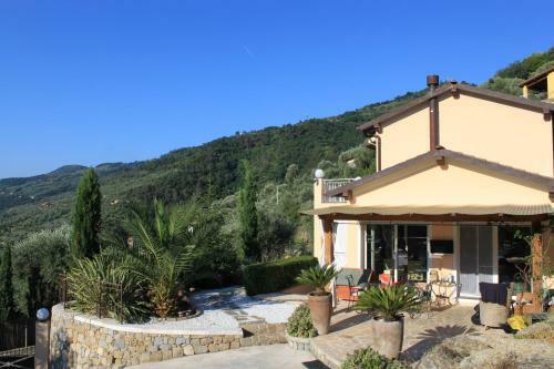 Villa Mit Privaten Schwimmpool Undaussenwhirlpol