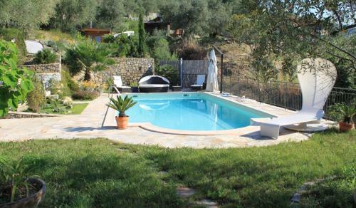 Villa Mit Privaten Schwimmpool Undaussenwhirlpol