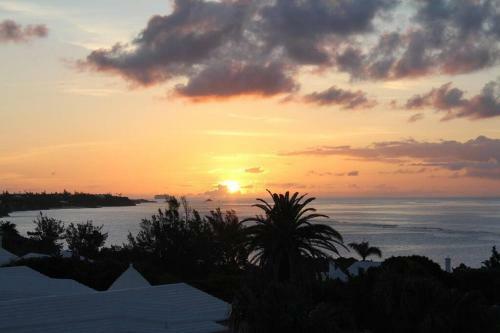 Romantic,walk To Beach,pool,tennis,mod1 B/room Apt