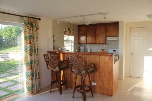Romantic,walk To Beach,pool,tennis,mod1 B/room Apt
