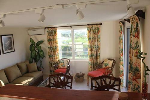 Romantic,walk To Beach,pool,tennis,mod1 B/room Apt