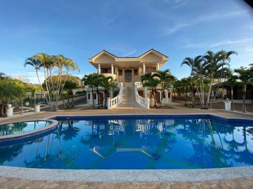The Palms Villa Estate/ 32 Miles From Beach.
