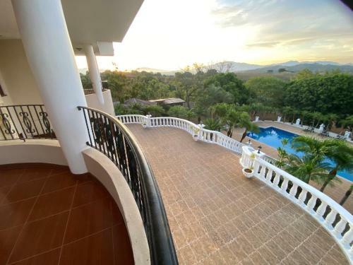 The Palms Villa Estate/ 32 Miles From Beach.