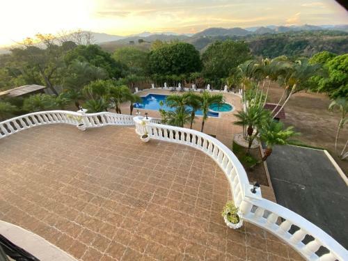 The Palms Villa Estate/ 32 Miles From Beach.