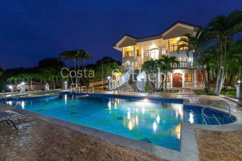 The Palms Villa Estate/ 32 Miles From Beach.