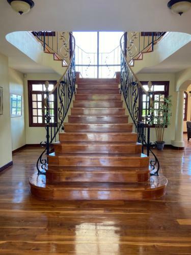 The Palms Villa Estate/ 32 Miles From Beach.