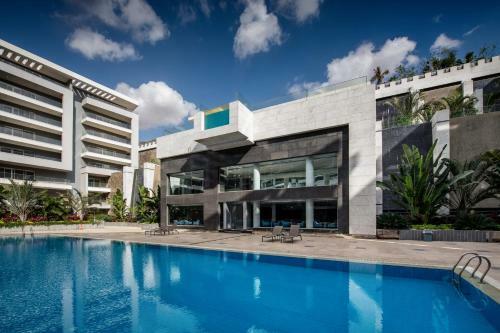 Apartamento Waterfront Designer 2br W Pool Access - 5 Min To Airport
