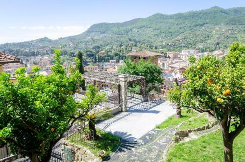 Altido Royal Villa With Orange Tree Garden And Seaview