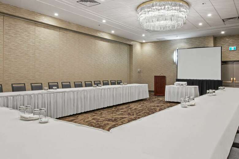 Coast Plaza Hotel And Conference Center