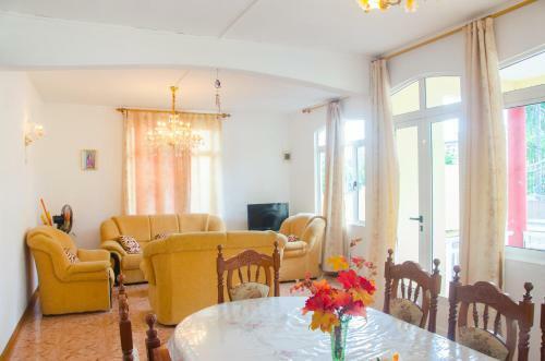 La Caverna House