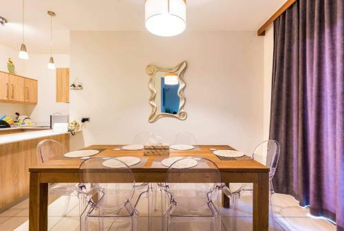 Luxury Westwood Apartment+pool