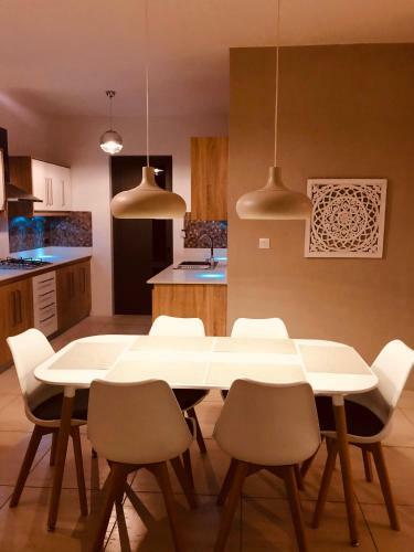 Luxury Westwood Apartment+pool