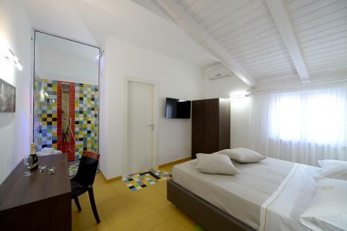 Hostal X Hotel
