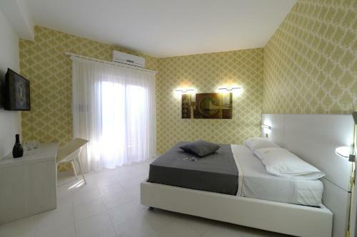 Hostal X Hotel