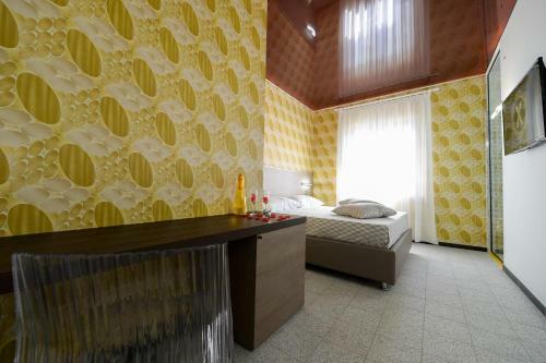 Hostal X Hotel