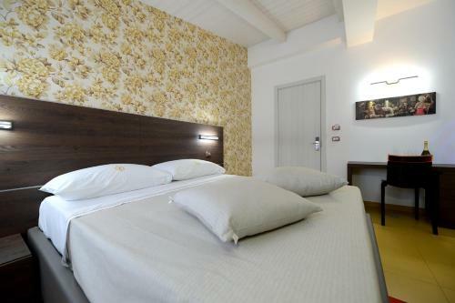 Hostal X Hotel