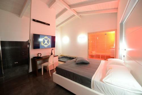 Hostal X Hotel