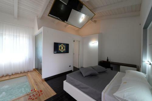 Hostal X Hotel