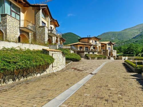 Gorgeous Holiday Home In Scanno With Garden