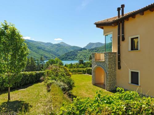 Gorgeous Holiday Home In Scanno With Garden