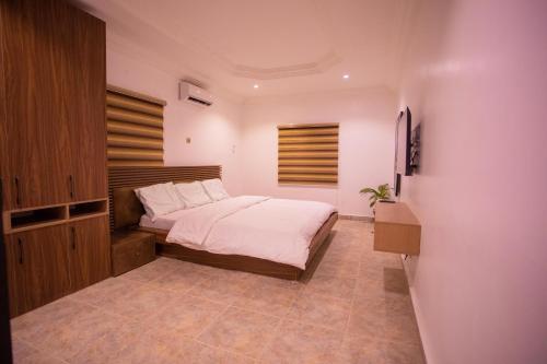 Cozy, Minimalist 3 Bedroom Apartment.