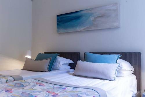 Amaranth Iii: 3 Bedroom Beachfront Apartment With Rooftop Pool