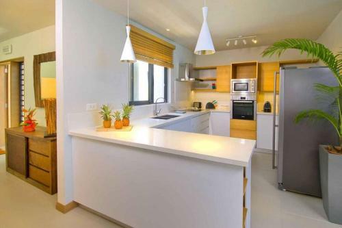 Amaranth I: Three Bedroom Beach Apartment With Rooftop Pool