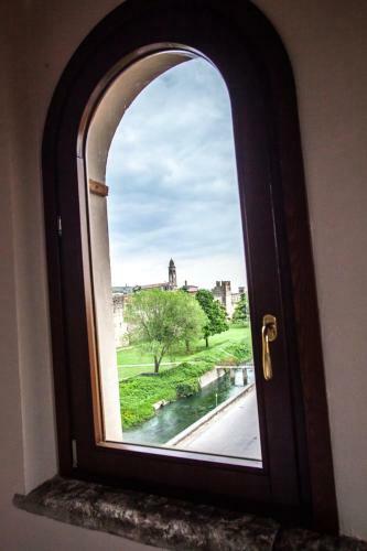 Hostal La Finestra Sul Castello