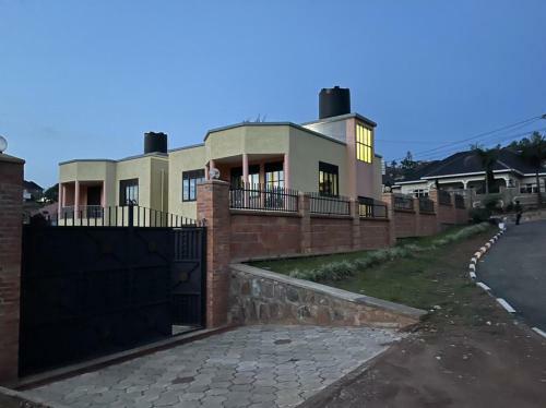 Spacious Private Room @themugabi's