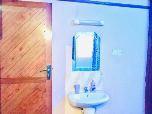 Naka Breeze Lake View Apartment With Wifi/netflix