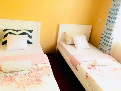 Naka Breeze Lake View Apartment With Wifi/netflix