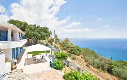 Nice Home In Staletti With Jacuzzi, Sauna And 4 Bedrooms