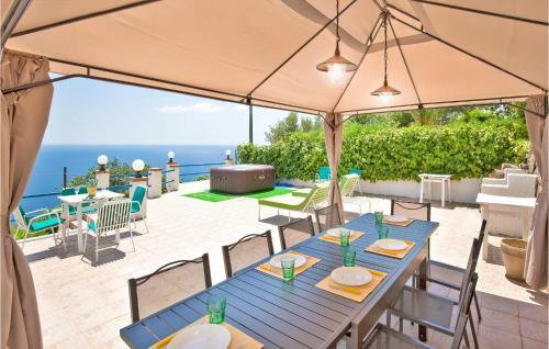 Nice Home In Staletti With Jacuzzi, Sauna And 4 Bedrooms