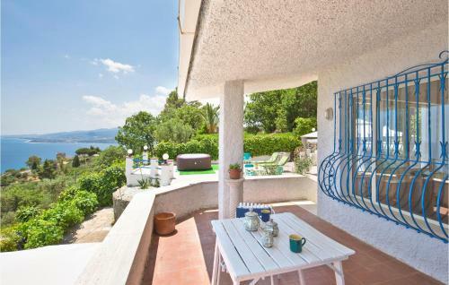 Nice Home In Staletti With Jacuzzi, Sauna And 4 Bedrooms