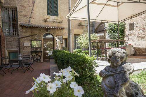 Hostal Piazza Paradiso Accommodation