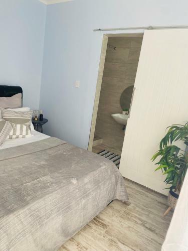 Lovely Private Room With En-suite Bathroom With Shared Kitchen In 2 Bedroom Backyard Flat