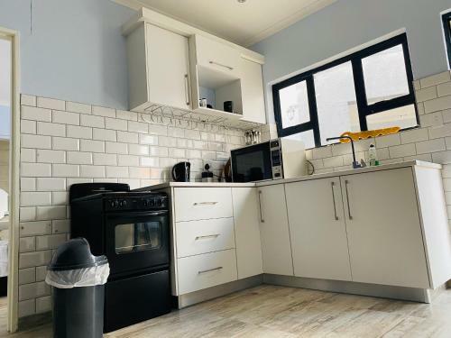 Lovely Private Room With En-suite Bathroom With Shared Kitchen In 2 Bedroom Backyard Flat