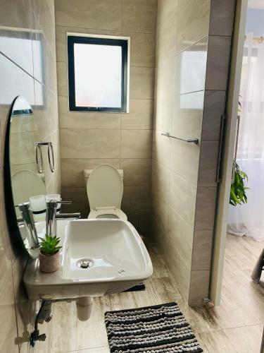 Lovely Private Room With En-suite Bathroom With Shared Kitchen In 2 Bedroom Backyard Flat