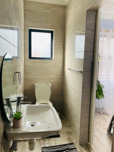 Lovely Private Room With En-suite Bathroom With Shared Kitchen In 2 Bedroom Backyard Flat