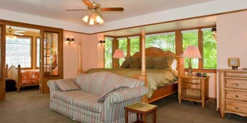 Bacon Mansion Bed And Breakfast