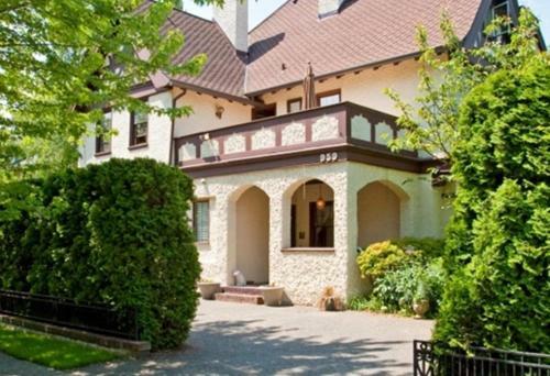Bacon Mansion Bed And Breakfast