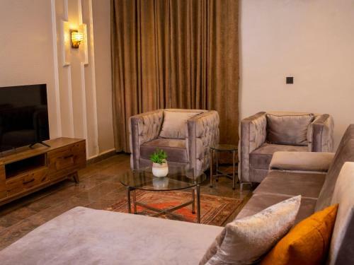 Broadfield Hotel Apo Residence