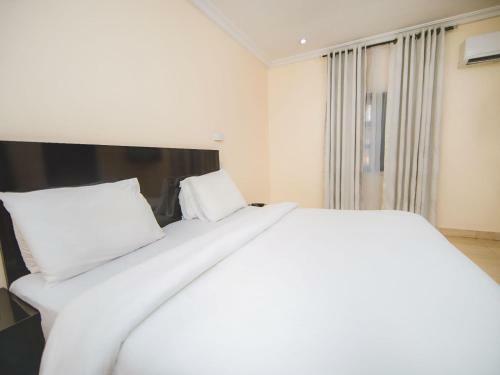Broadfield Hotel Apo Residence