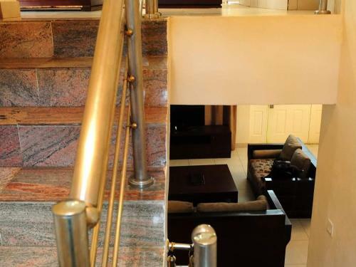 Broadfield Hotel Apo Residence