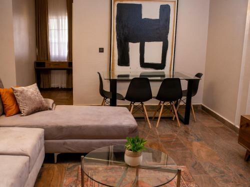 Broadfield Hotel Apo Residence