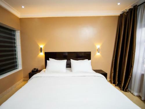 Broadfield Hotel Apo Residence