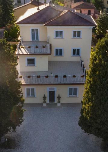 Hostal Residence Villa Tota
